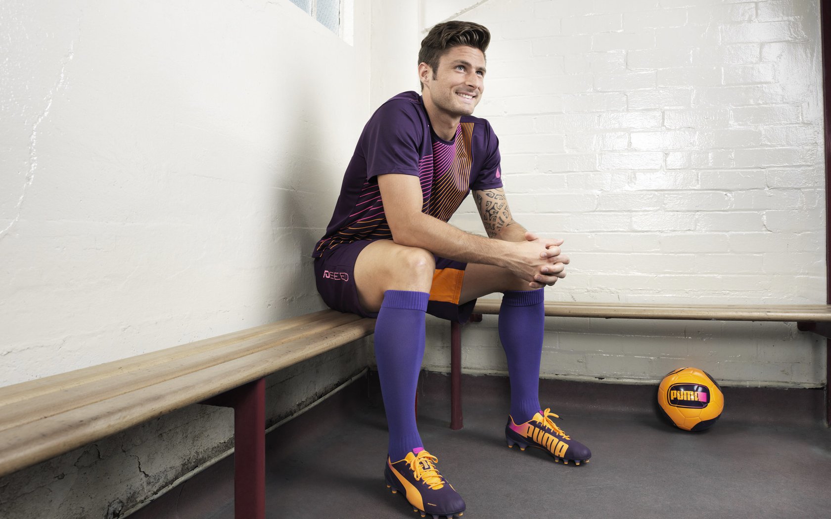 “高新体育中心：羽毛球选手超常发挥，技术与力量的较量”