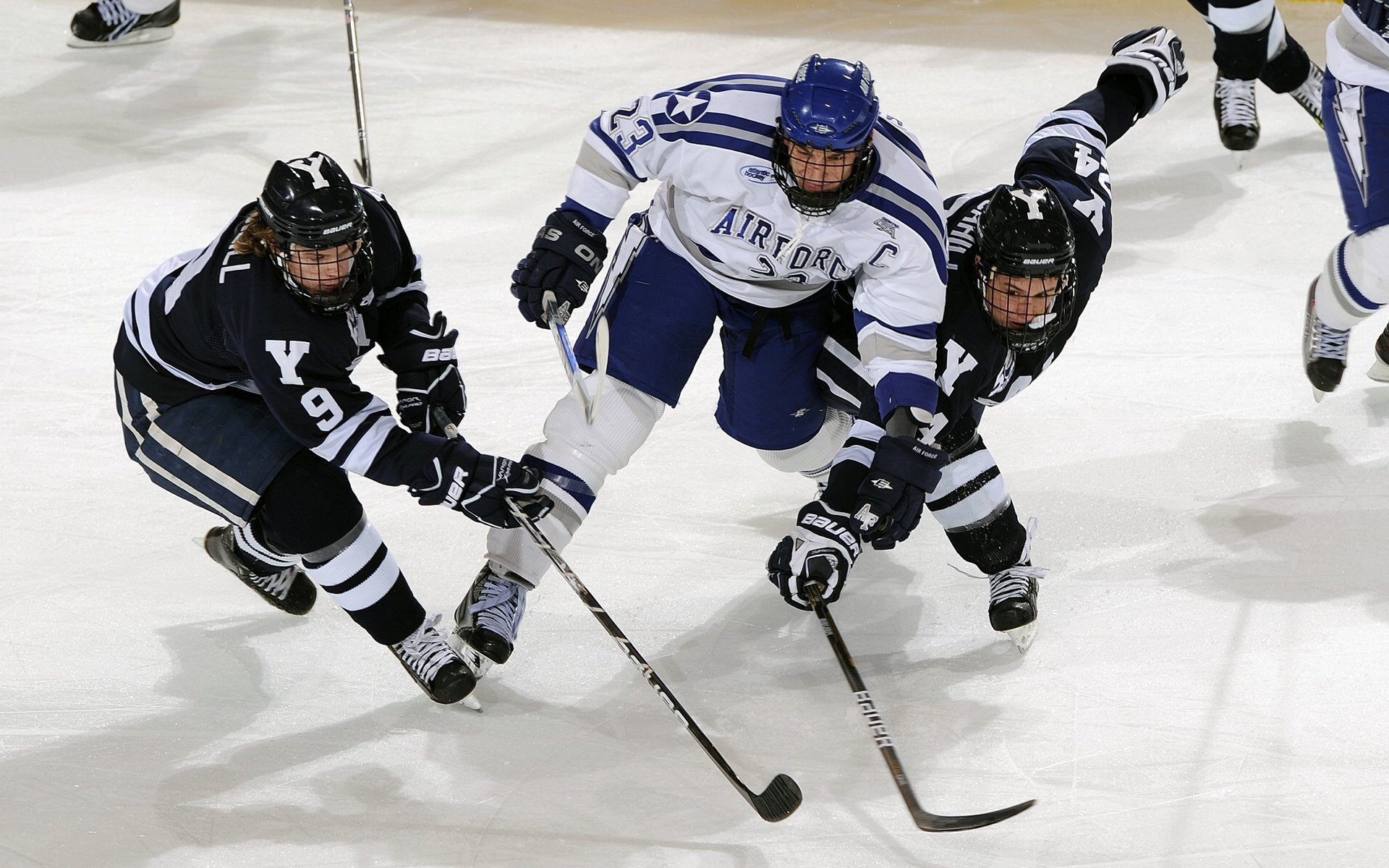 后防漏洞多次被对手利用，后防线是什么意思